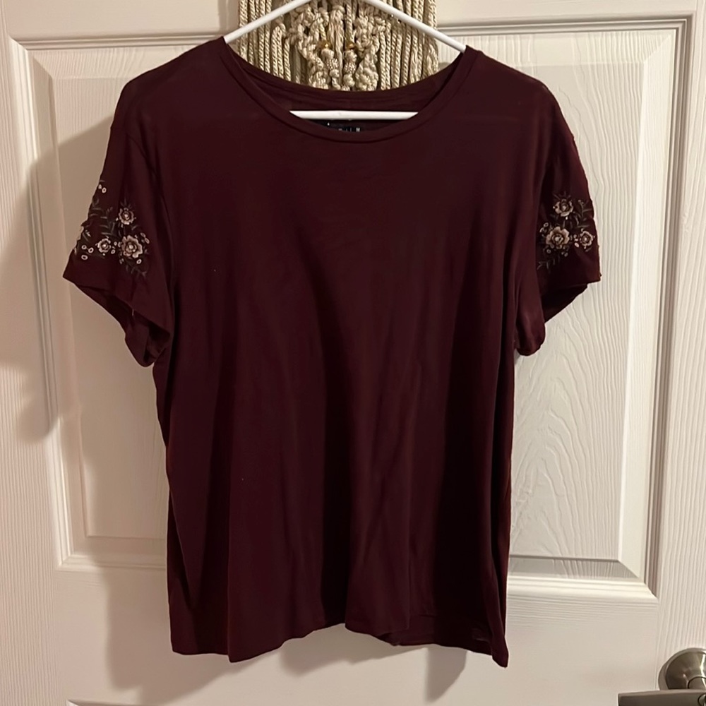 Cute t-shirt with embroidered detail
